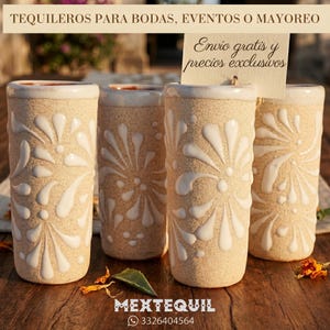 May include: Four cylindrical ceramic shot glasses with a textured beige finish and raised white floral patterns. A paper tag is attached to one glass with the text "Envío gratis y precios exclusivos". The top text reads "TEQUILEROS PARA BODAS, EVENTOS O MAYOREO".