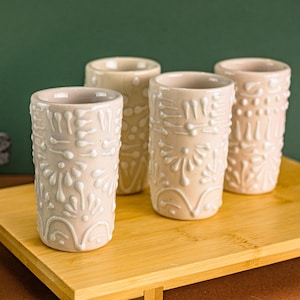 Juego de vasos de chupito de Talavera hechos a mano, tequilero de encaje blanco de 2 oz, recuerdo de boda mexicano, regalo de despedida de soltera, caballitos de cerámica al por mayor