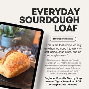 Può includere: Una pagnotta di pasta madre dorata su un piatto nero, visualizzata sullo schermo di un tablet. L'immagine è accompagnata dal testo "EVERYDAY SOURDOUGH LOAF" e "TRUSTED ETSY SELLER". Un testo aggiuntivo descrive la ricetta e i suoi vantaggi.