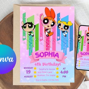 Puede incluir: Una invitación de cumpleaños rosa con los personajes de dibujos animados de las Supernenas. La invitación incluye el nombre "Sophia" en una pancarta y los detalles de la fiesta. Un smartphone muestra el mismo diseño.