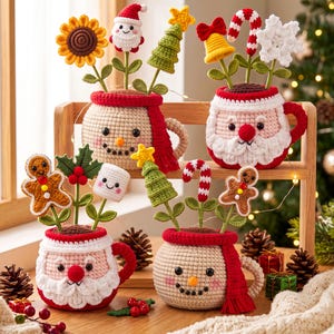 Op de afbeelding: Vier gehaakte mokken met feestelijke figuren zoals de Kerstman en sneeuwpoppen. Elke mok bevat diverse gehaakte stelen met daarop zonnebloemen, zuurstokken, peperkoekfiguurtjes, klokjes en kerstbomen als decoratieve elementen.