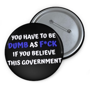 Botón brillante con el logo de Dumb as F*ck: accesorio de protesta política