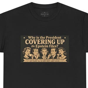 Może przedstawiać: Czarny t-shirt z grafiką w stylu vintage zawierającą tekst "Why is the President COVERING UP the Epstein files?" oraz "JUSTICE IS SO LAST SEASON • TRUTH IS INCONVENIENT • POWER PROTECTS ITS OWN • BUT PLEASE, TELL US MORE ABOUT FAMILY VALUES."