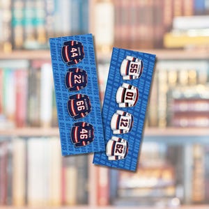 Op de afbeelding: Twee blauwe en witte bladwijzers met hockeytrui-ontwerpen met nummers. Eén bladwijzer heeft truien met de nummers 44, 22, 66 en 46. De andere heeft truien met de nummers 55, 01, 12 en 62. De tekst "OFF-CAMPUS" staat op de zijkanten.