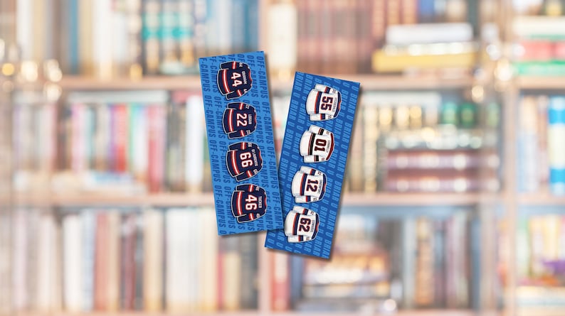 Op de afbeelding: Twee blauwe en witte bladwijzers met hockeytrui-ontwerpen met nummers. E&eacute;n bladwijzer heeft truien met de nummers 44, 22, 66 en 46. De andere heeft truien met de nummers 55, 01, 12 en 62. De tekst "OFF-CAMPUS" staat op de zijkanten.