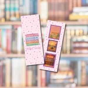 Puede incluir: Dos marcapáginas rosas con un patrón de corazones. Un marcapáginas tiene el texto "Elixir Silver" y "Cherished Keepsakes". El otro marcapáginas tiene tres imágenes estilo sello postal.