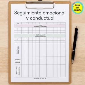 Puede incluir: Un portapapeles con un formulario impreso en español titulado "Seguimiento emocional y conductual". El formulario es para el seguimiento de datos emocionales y de comportamiento. Un bolígrafo negro descansa en el lado derecho. Un logotipo amarillo y azul está en la esquina superior derecha.