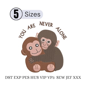 Puede incluir: Diseño bordado con dos monos abrazándose, en tonos marrones y beige. El texto "YOU ARE NEVER ALONE" está encima de los monos. Un gráfico circular indica "5 Tamaños". A continuación, abreviaturas de tipos de archivo.