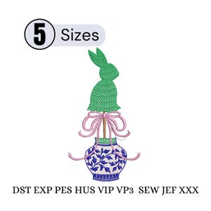 Puede incluir: Una taza de cerámica blanca con asa negra y el texto "But First, Coffee" en negro, con un estilo de fuente manuscrita. La taza está sobre una superficie blanca.