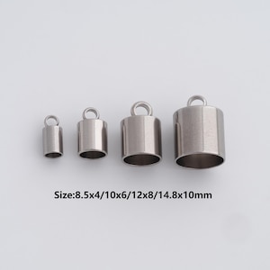 Peut inclure: Quatre embouts cylindriques argentés pour bijoux, avec une boucle en haut, disposés du plus petit au plus grand. Le texte "Size: 8.5x4/10x6/12x8/14.8x10mm" est imprimé en dessous.