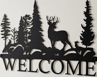 Cartello di benvenuto con cervo, cartello in metallo personalizzato, decorazione forestale unica, opera d'arte in metallo per l'ingresso di casa
