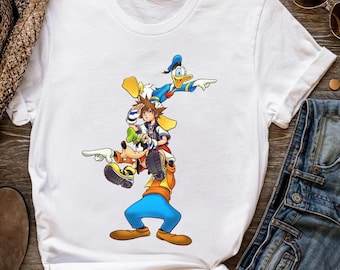 Camiseta unisex de Disney Kingdom Hearts con Sora, ideal para un viaje navideño a Magic Kingdom. Regalo perfecto para toda la familia, cumpleaños, para adultos, niños y bebés. También disponible con Donald y Goofy.