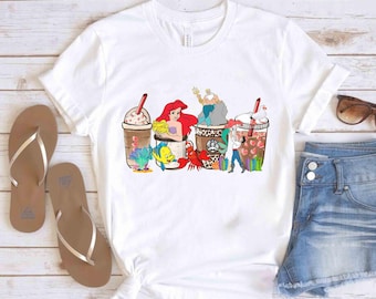 Camiseta adorable con personajes de La Sirenita para café o té, regalo para vacaciones familiares en Magic Kingdom Disneyland, camiseta con taza de café con leche de la princesa Ariel