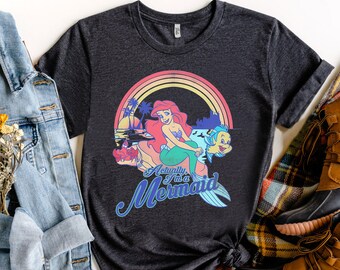 Camiseta retro con estampado de la princesa Ariel de La Sirenita de Disney en tonos pastel y arcoíris, camiseta unisex de Magic Kingdom, regalo de cumpleaños familiar para adultos y niños.