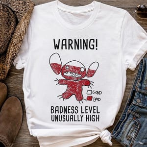 Linda camiseta unisex de Disney Lilo & Stitch 626 Stitch Day Warning Badness Level Magic Kingdom, regalo de cumpleaños familiar para adultos, niños y bebés. imagen 2