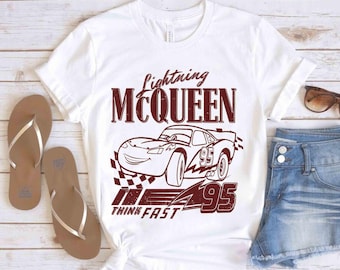 Disney Pixar Cars Lightning McQueen Think Fast 95 Retro Shirt, BTW Magic Kingdom Unisex T-Shirt Familie Geburtstagsgeschenk Erwachsenes Kind Kleinkind Tee
