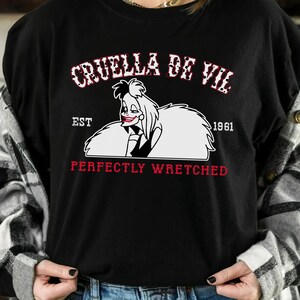 Pu&ograve; includere: Un cartello in legno rustico con la scritta "Welcome to our home" in stile scritto a mano. Il cartello presenta una finitura invecchiata e un design semplice e invitante, perfetto per un portico o un ingresso.