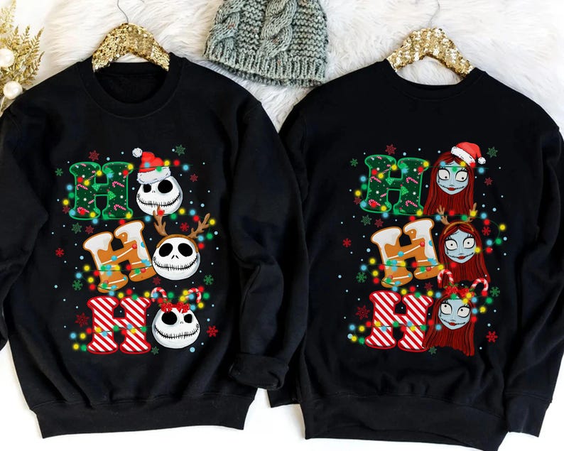 Peut inclure: Sweat-shirts noirs avec l'inscription "HO HO HO" dans une typographie festive. Les lettres "H" sont d&eacute;cor&eacute;es de guirlandes lumineuses et les lettres "O" repr&eacute;sentent Jack Skellington et Sally de L'&Eacute;trange No&euml;l de Monsieur Jack. Th&egrave;me de vacances amusant.