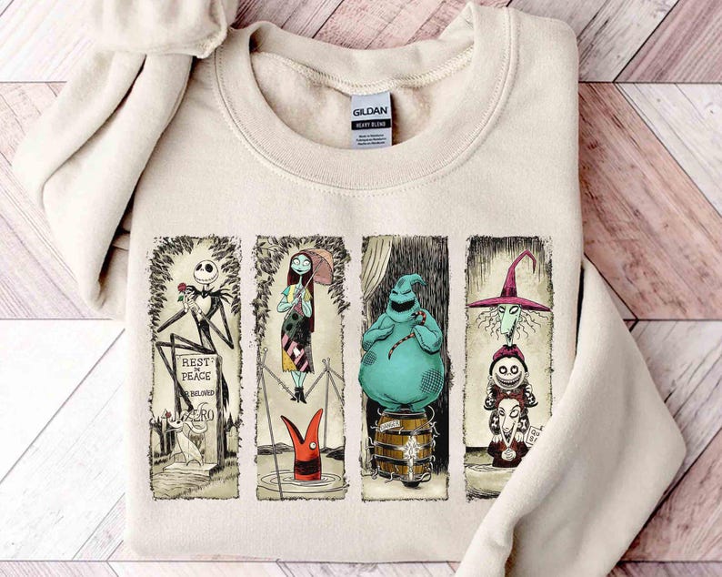 Puede incluir: Una sudadera de color crema con un gr&aacute;fico de personajes de The Nightmare Before Christmas. El dise&ntilde;o incluye a Jack Skellington, Sally, Oogie Boogie y otros personajes en un dise&ntilde;o enmarcado. La sudadera est&aacute; hecha de un material suave.