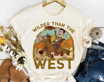 Camiseta de Toy Story de Disney con Woody y Tiro al Blanco, estilo vaquero, más salvaje que el Oeste. Camiseta unisex de Magic Kingdom, ideal como regalo de cumpleaños para toda la familia.