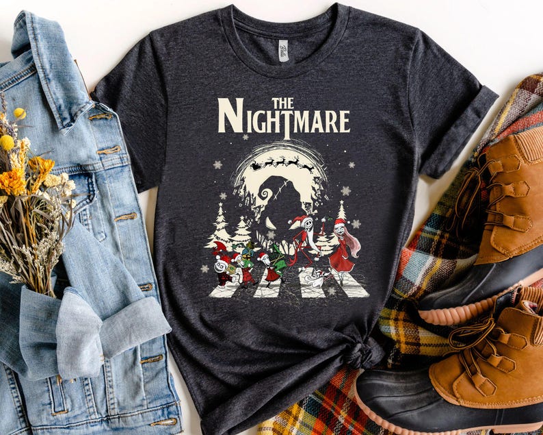 Pode incluir: Camiseta cinza escuro com um gr&aacute;fico de "O Estranho Mundo de Jack". O design mostra personagens atravessando uma rua com um fundo assustador e as palavras "The Nightmare" em branco.