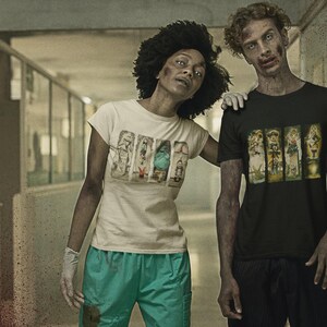 Puede incluir: Dos personas con maquillaje de zombi en un pasillo. Una lleva una camiseta blanca con un gr&aacute;fico, la otra una camiseta negra con un gr&aacute;fico similar. La persona de la izquierda lleva un pantal&oacute;n corto turquesa y un guante.