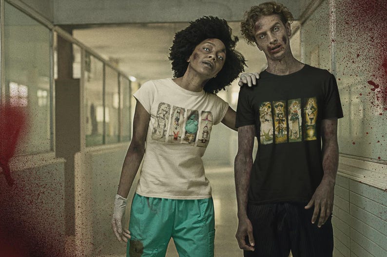 Puede incluir: Dos personas con maquillaje de zombi en un pasillo. Una lleva una camiseta blanca con un gr&aacute;fico, la otra una camiseta negra con un gr&aacute;fico similar. La persona de la izquierda lleva un pantal&oacute;n corto turquesa y un guante.