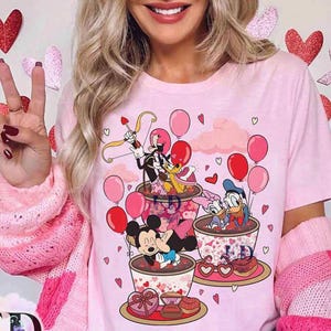 Camiseta rosa retro de San Valentín con diseño de Mickey y sus amigos, globo y taza de té, camiseta a juego para parejas de Disney, regalo para fiestas navideñas familiares en Disneyland.