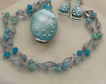 Conjunto de collar, pendientes y colgante opalino azul con aspecto de piedra lunar sintética.