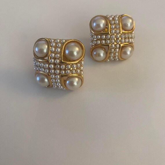 Vintage Napier 1965 Pearl Screw back earrings