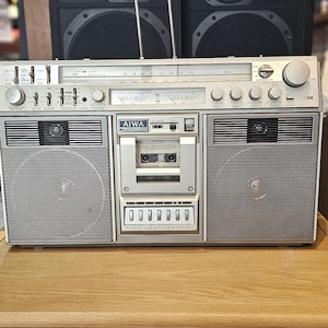 Aiwa CS90X vintage  radio cassette player