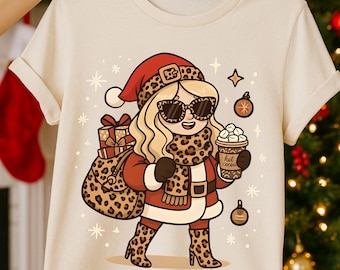 ヒョウ柄クリスマスPNG、ホットココアを持ったファッショニスタサンタガール、ブージーホリデーショッピング昇華デザイン