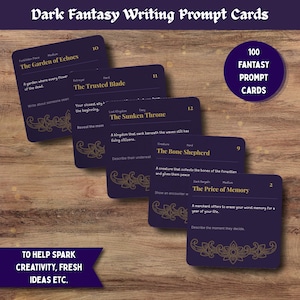 Peut inclure: Un jeu de 100 cartes d'écriture créative sur le thème de la fantasy, de couleur violet foncé avec du texte doré et des ornements. Chaque carte présente un titre, un niveau de difficulté et un sujet. Les cartes sont disposées en cascade.