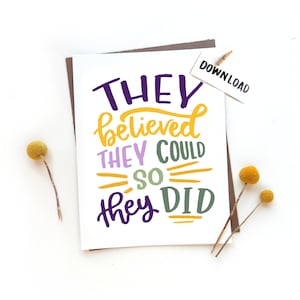 Può includere: Un biglietto bianco con il testo "They believed they could so they did" scritto in lettere viola, gialle, verdi e lilla chiaro. Il biglietto è su uno sfondo marrone con un piccolo cartellino bianco che dice "Download".
