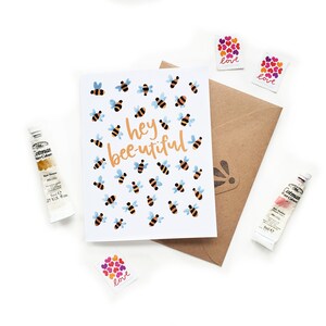 Hey Bee-utiful Pun Valentine Card | Original Aquarelle Pinceau Lettrage Calligraphie | Carte d’aquarelle d’abeille | Carte d’amour simple