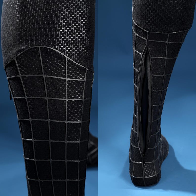K&ouml;nnte beinhalten: Eine schwarze Beinbekleidung mit texturiertem Wabenmuster und erhabenem Gitterdesign. Das Kleidungsst&uuml;ck verf&uuml;gt &uuml;ber einen vertikalen Rei&szlig;verschluss an der R&uuml;ckseite, der von der Wade bis zum Kn&ouml;chel verl&auml;uft und ein einheitliches Aussehen bietet.