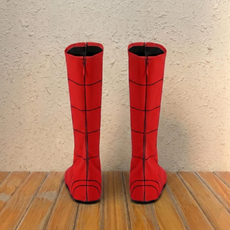 Puede incluir: Un par de botas hasta la rodilla de color rojo vibrante con un patr&oacute;n de cuadr&iacute;cula negro en toda la superficie. Cada bota tiene una cremallera negra vertical en la parte delantera, una punta redondeada y una suela roja con detalles negros.