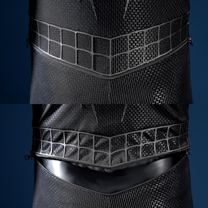K&ouml;nnte beinhalten: Ein schwarzer Body mit texturiertem Wabenmuster und einem horizontalen Rei&szlig;verschluss im Taillenbereich. Das Kleidungsst&uuml;ck zeigt ein erhabenes gitterartiges Design entlang der Taille, wobei der Rei&szlig;verschluss ein glattes schwarzes Feld freigibt.