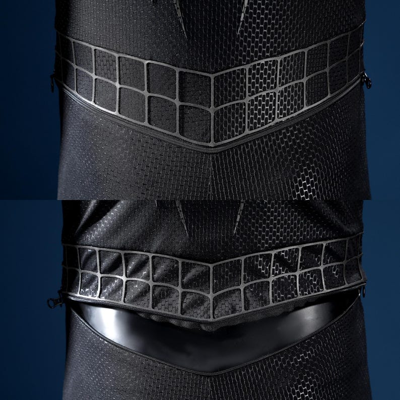 K&ouml;nnte beinhalten: Ein schwarzer Body mit texturiertem Wabenmuster und einem horizontalen Rei&szlig;verschluss im Taillenbereich. Das Kleidungsst&uuml;ck zeigt ein erhabenes gitterartiges Design entlang der Taille, wobei der Rei&szlig;verschluss ein glattes schwarzes Feld freigibt.