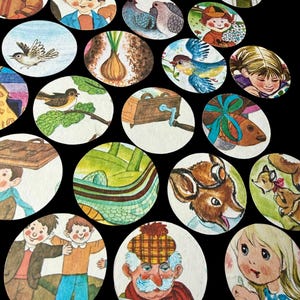 Op de afbeelding: Een verzameling vintage, ronde illustraties met verschillende scènes en personages. De kunstwerken bevatten afbeeldingen van vogels, kinderen, dieren en landschappen, allemaal in een kleurrijke, sprookjesachtige stijl. De illustraties staan tegen een zwarte achtergrond.