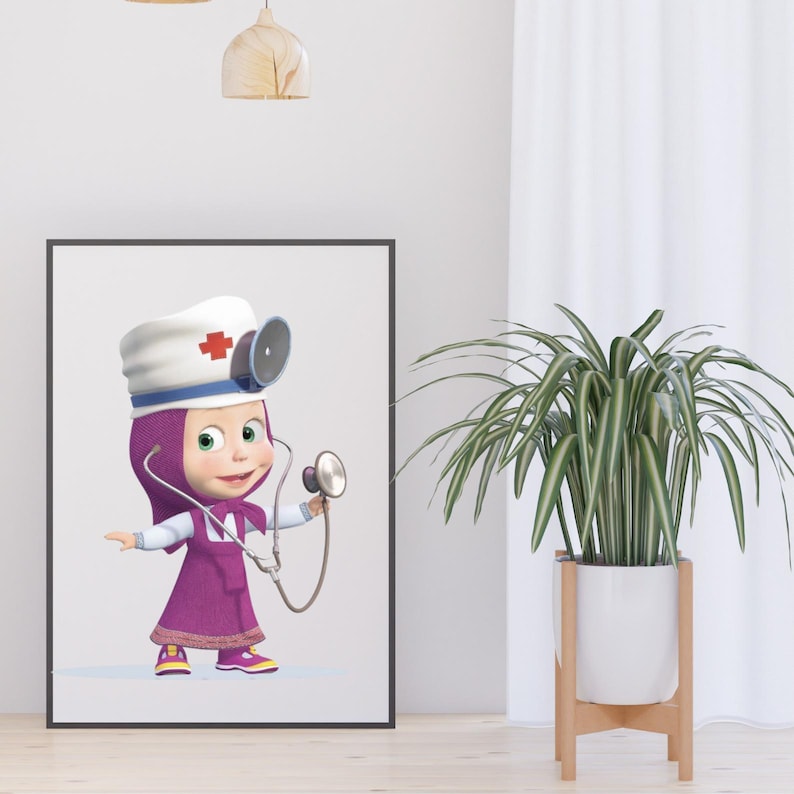 K&ouml;nnte beinhalten: Gerahmter Druck mit einer Cartoonfigur in einem Arztoutfit. Die Figur tr&auml;gt einen wei&szlig;en Hut mit rotem Kreuz, ein lila Kleid und h&auml;lt ein Stethoskop. Der Hintergrund ist hellgrau.