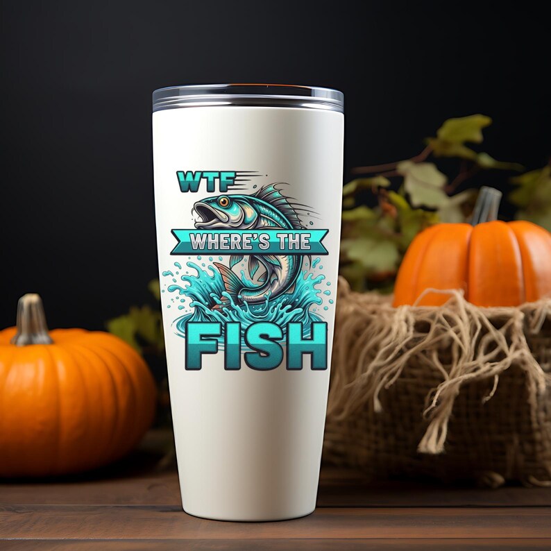 K&ouml;nnte beinhalten: Ein wei&szlig;er isolierter Becher mit schwarzem Deckel zeigt eine t&uuml;rkisfarbene Grafik eines aus dem Wasser springenden Fisches. Der Text "WTF WHERE'S THE FISH" ist in T&uuml;rkis und Wei&szlig; dargestellt. Der Becher steht auf einer Holzoberfl&auml;che mit K&uuml;rbissen.