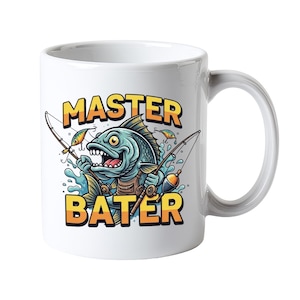 K&ouml;nnte beinhalten: Wei&szlig;e Keramiktasse mit einer Cartoon-Illustration eines Fisches, der zwei Angelruten h&auml;lt. Der Fisch ist blau und gr&uuml;n, mit dem Text "MASTER BATER" in Gelb und Orange. Ein Geschenk f&uuml;r Angler.