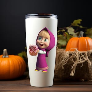 K&ouml;nnte beinhalten: Ein wei&szlig;er Becher mit einer Cartoonfigur in einem lila Kapuzenkleid, die ein Glas mit einem rot-wei&szlig; karierten Deckel h&auml;lt. Der Hintergrund umfasst K&uuml;rbisse und Herbstlaub.
