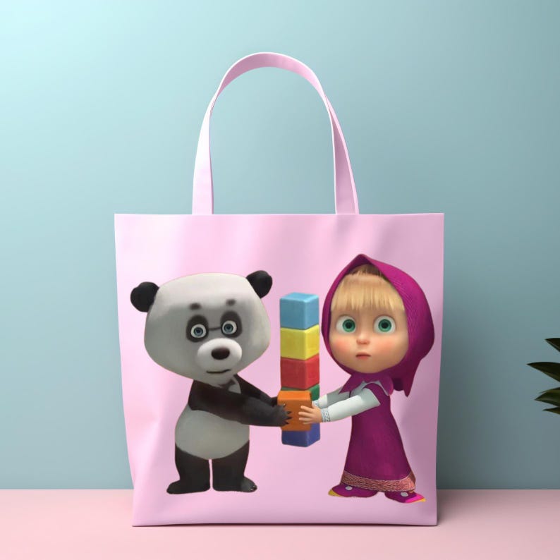 K&ouml;nnte beinhalten: Rosa Tragetasche mit einem Cartoon-Panda und einem M&auml;dchen, das bunte Bl&ouml;cke h&auml;lt. Der Panda hat schwarz-wei&szlig;es Fell und tr&auml;gt eine Brille. Das M&auml;dchen tr&auml;gt ein lila Kapuzenkleid. Die Tasche hat rosa Griffe.