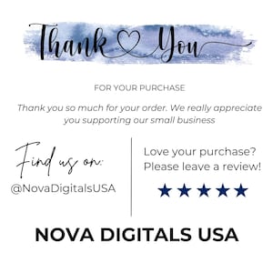 K&ouml;nnte beinhalten: Eine wei&szlig;e Karte mit den Worten "Thank You" in eleganter Schrift &uuml;ber einem blauen Aquarell-Waschgang. Die Karte enth&auml;lt den Text "For Your Purchase" und "Find us on: @NovaDigitalsUSA." Sie hat auch f&uuml;nf blaue Sterne.