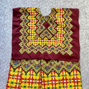 VENTE vintage Tehuana pièces de costumes brodées Frida Style marron cadinella Oaxaca huipil 25"large Longueur 20 1/2" 3 yd jupe