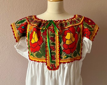 Mexican embroidered blusa Oaxaca Chatino Juguila floral Fiesta blouse adjustable neck Medium size 12 + FREE shipping