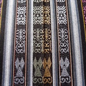Nappe en tissu de l&#39;Équateur large métrage avec franges motifs andins gris noir bordeaux à rayures tissé serré acrylique style sud-ouest - coupe de DEUX yards