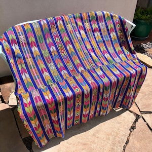 Collezionisti Guatemala tessuto a mano CORTE yardage Zunil - Strisce luminose in tessuto tubolare vintage anni &#39;90 42&quot; di larghezza x 88&quot; di lunghezza